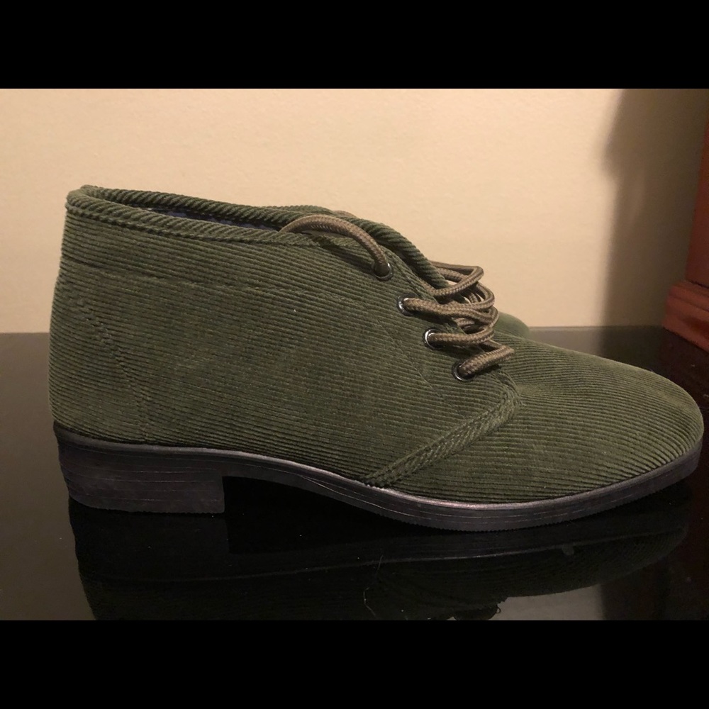 Women’s small heal shoes size 6 green